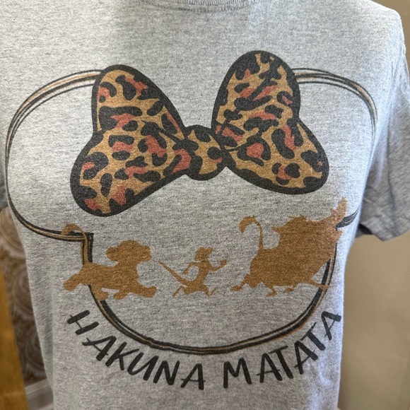Disney Gray Women’s Hakuna Matata T-Shirt size small - Picture 2 of 3